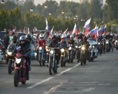 Огромный триколор пронесли по улицам Ижевска в день флага России