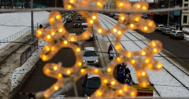 Сотрудники «Удмуртэнерго» начали устанавливать новогоднюю иллюминацию на улицах Ижевска 