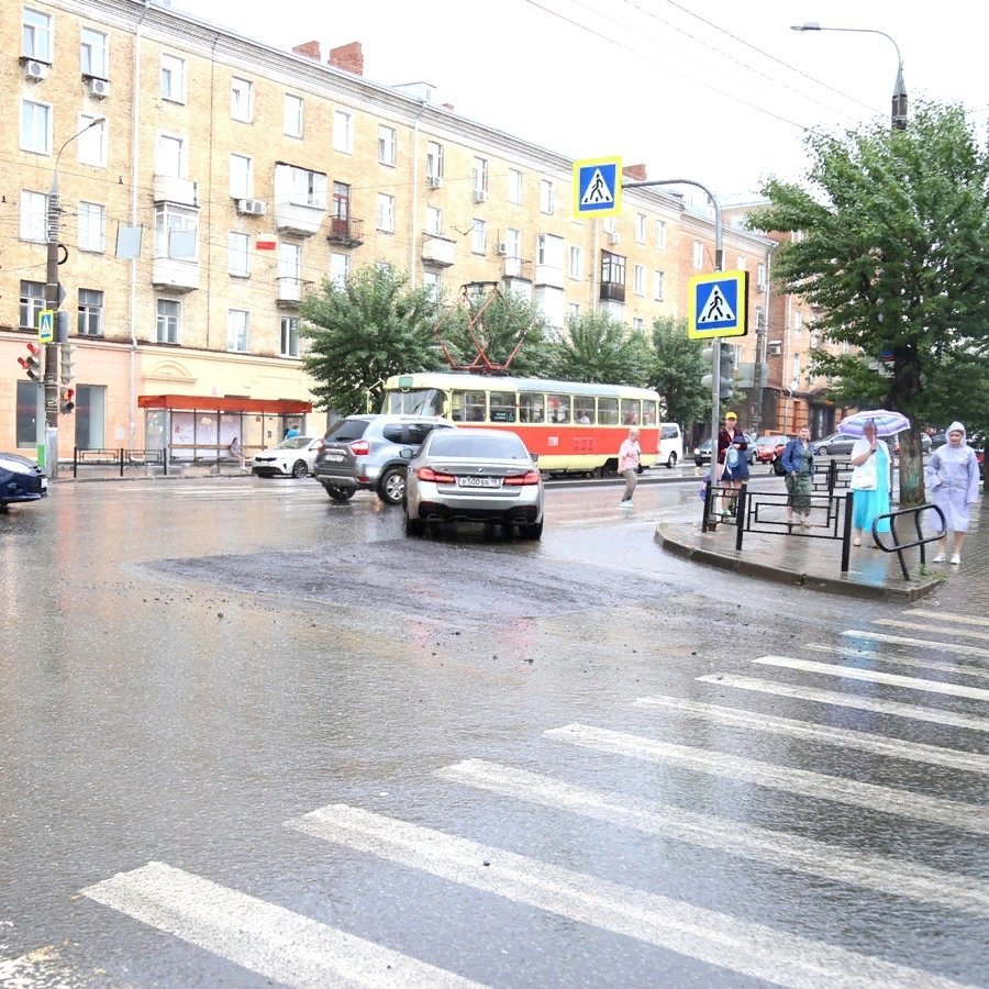 В Ижевске заделали провал на улице Ленина