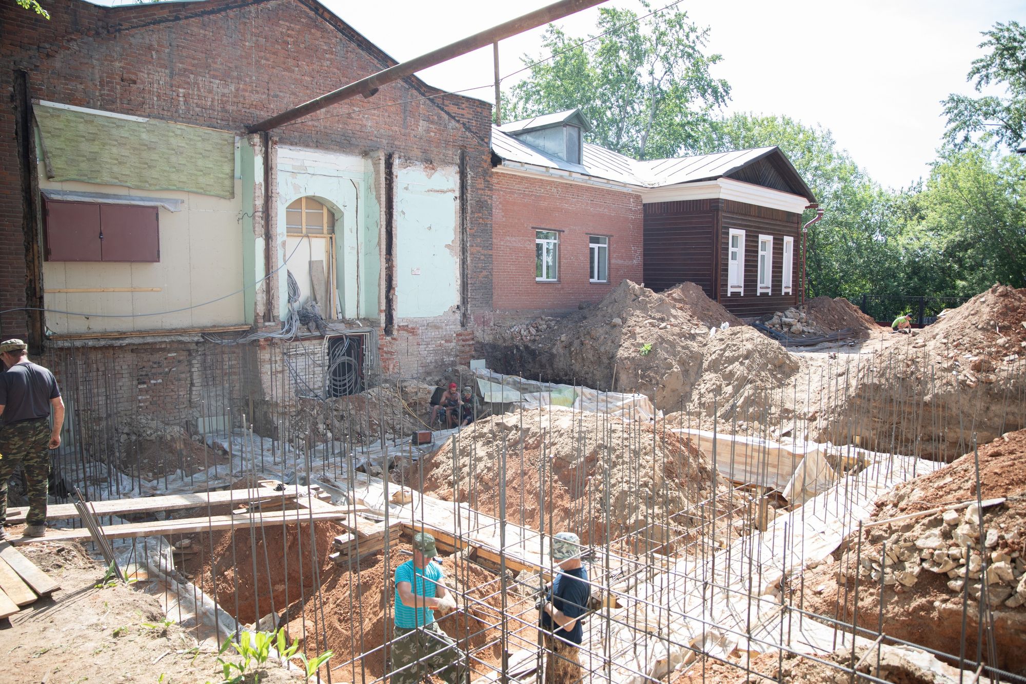 

Аварийное здание бывшего диспансера в центре Ижевска отдали под храм

