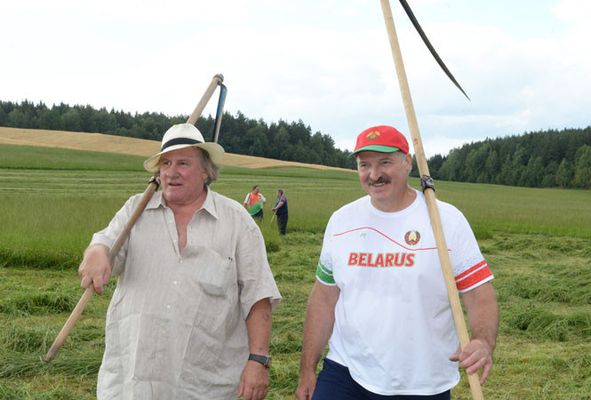 Президент Беларуси Лукашенко научил Депардье вручную косить траву