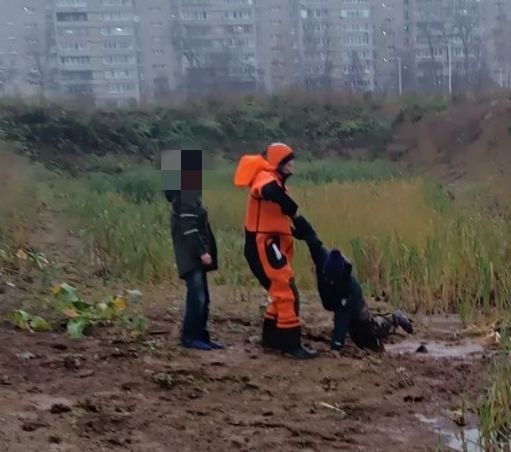 В Глазове спасатели вытащили детей из болота