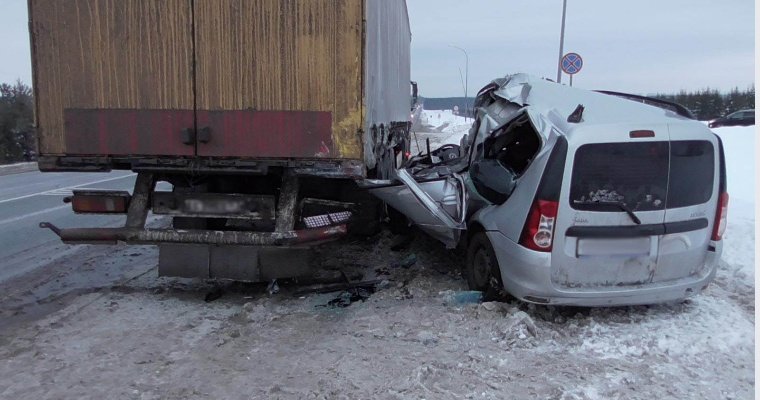 Водитель «Лады» въехал в стоящий грузовик на трассе в Удмуртии