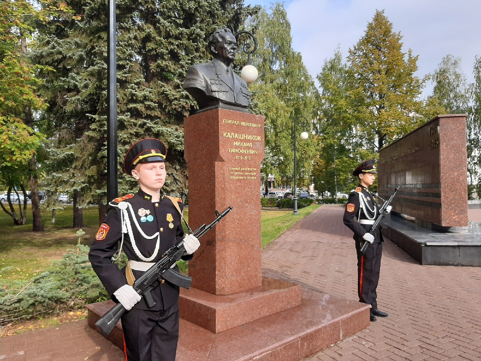 День рождения Калашникова в Ижевске и операция по извлечению снаряда из военнослужащего в России: новости к этому часу