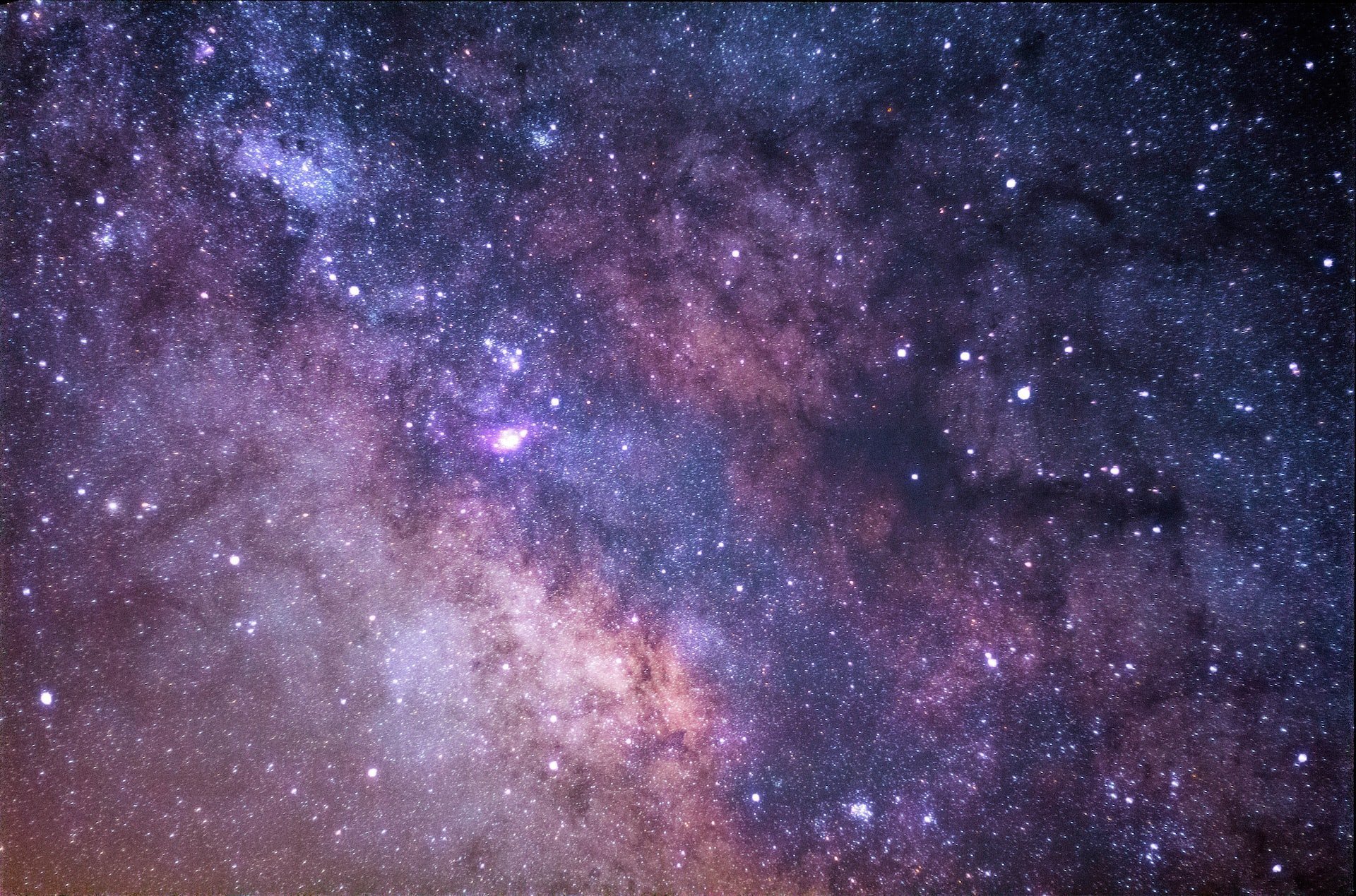 Рекордно далёкую активную галактику обнаружил телескоп «Джеймс Уэбб»