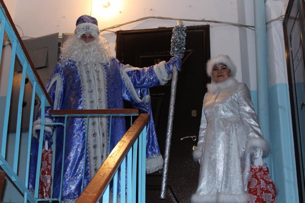 Дед Мороз и Снегурочка пришли к вернувшимся в свои квартиры жильцам обрушившегося дома в Ижевске