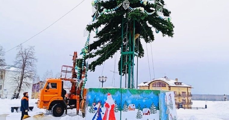 Демонтаж новогодней ёлки в Сарапуле займёт полторы недели
