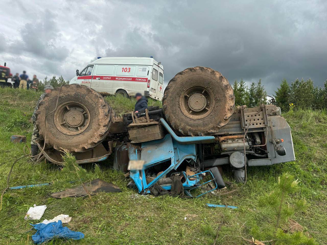 Житель Удмуртии оказался зажат в опрокинувшемся в кювет тракторе