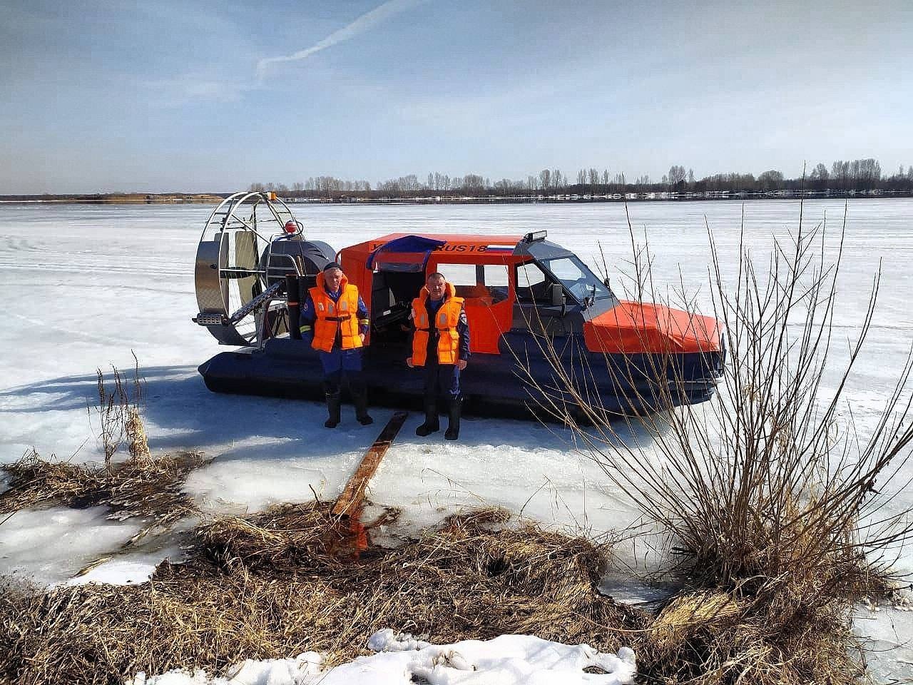 Во время отпуска спасатель Удмуртии не дал утонуть провалившемуся под лёд мужчине