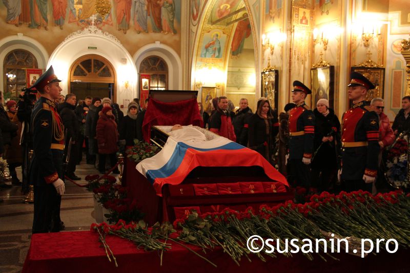 Служба в михайловском соборе ижевск. Михаил Калашников прощание. Калашников похороны святомихаайловский собор. Прощание с Михаилом Калашниковым фото. Ижевск прощается с Калашниковым.