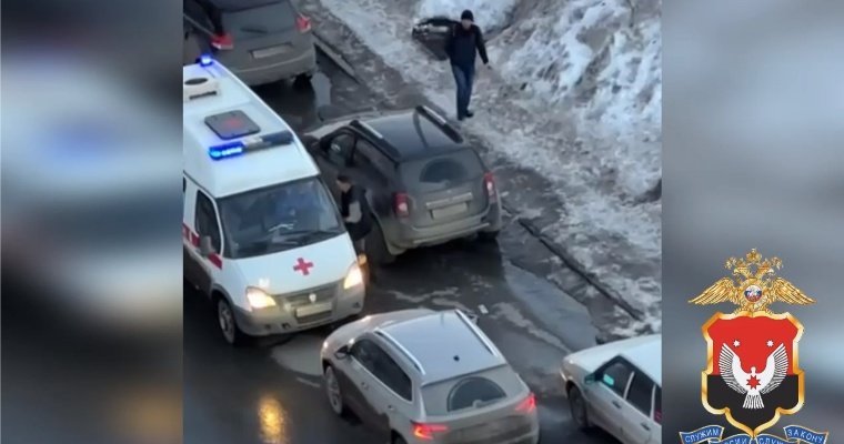 Водитель иномарки заблокировал проезд скорой в Ижевске, которая спешила на помощь беременной