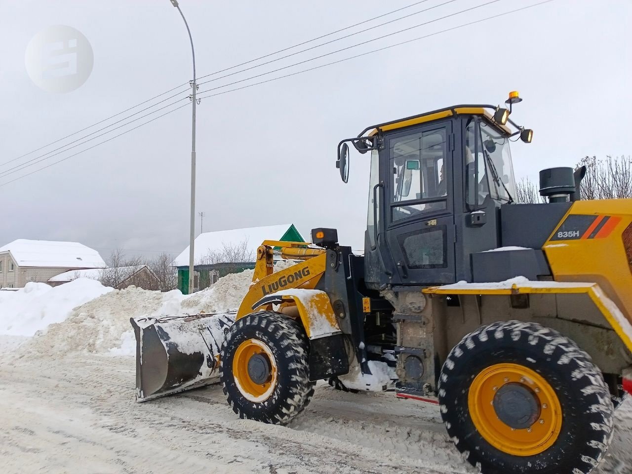 Дорожники приступили к вывозу снега из частного сектора Ижевска