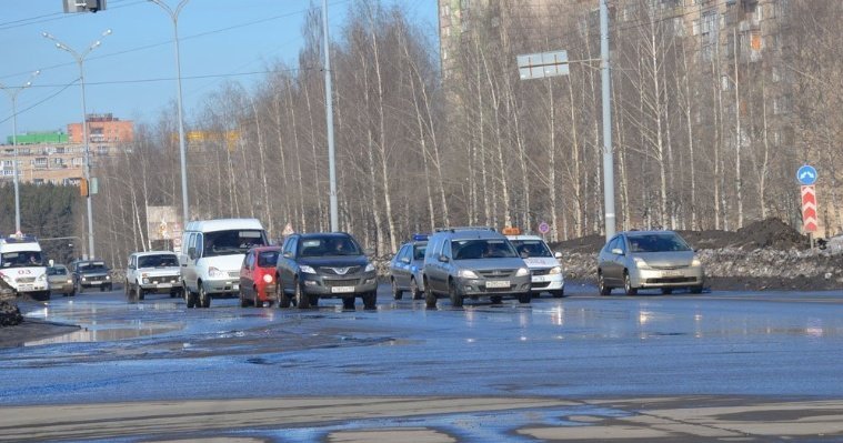 Более 700 тысяч жителей новых регионов получили российские водительские права и знаки на авто