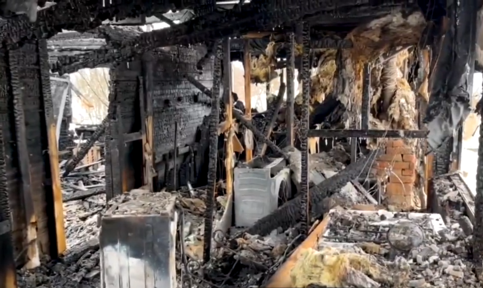 Супружеская пара получила ожоги в пожаре в Глазове 