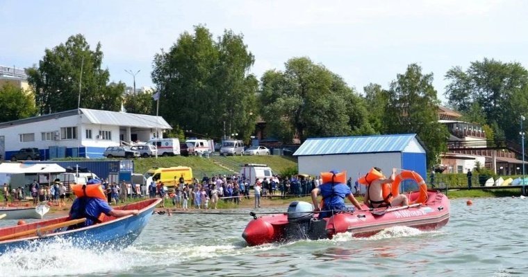 Состязания спасателей на воде в Удмуртии, пробуждение вулкана на Курилах и новые работы Бэнкси: новости к этому часу