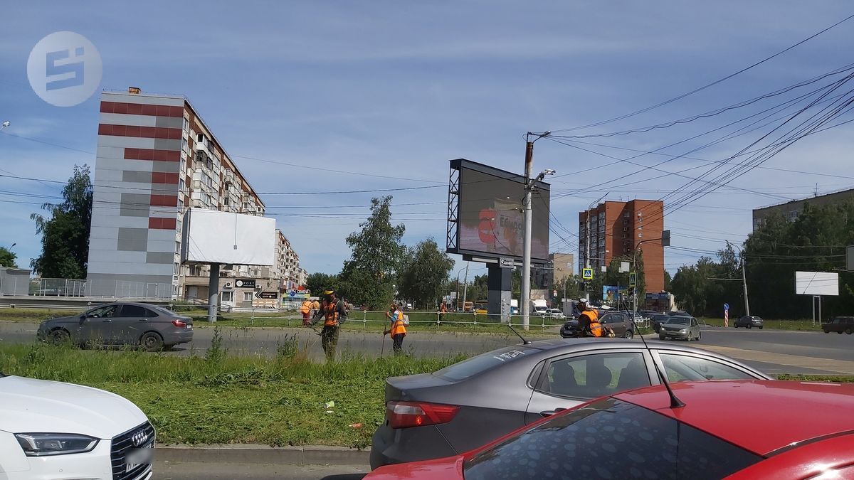 Траву начали косить вдоль магистралей в Ижевске
