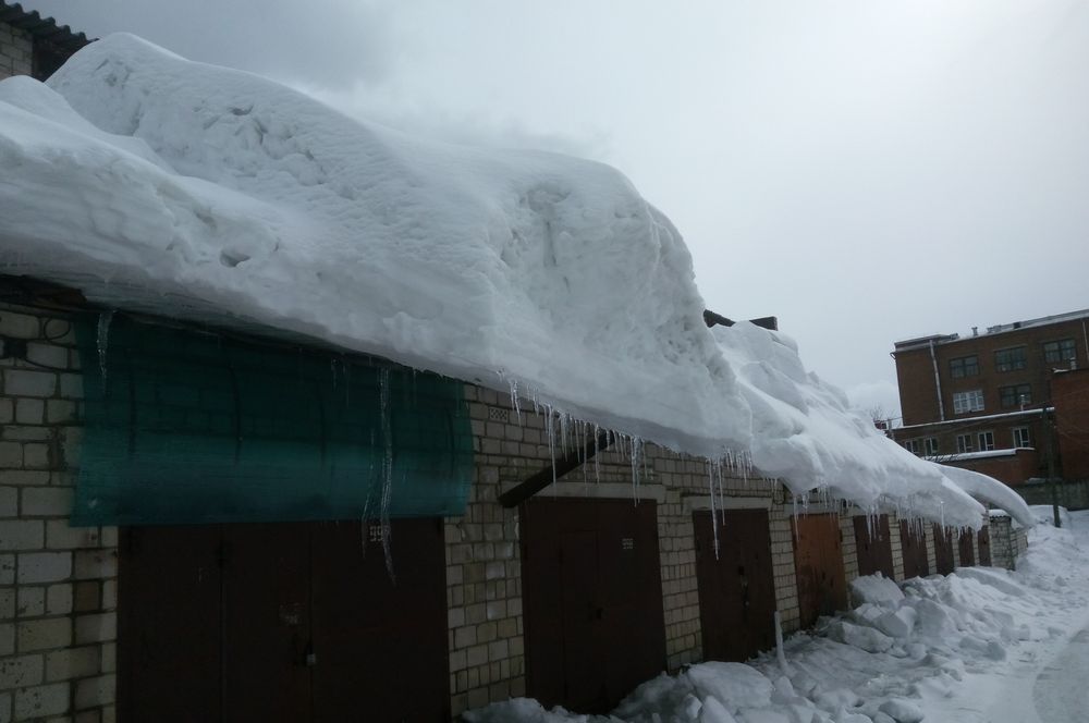 В Ижевске снег упал с балкона четвертого этажа на двух прохожих