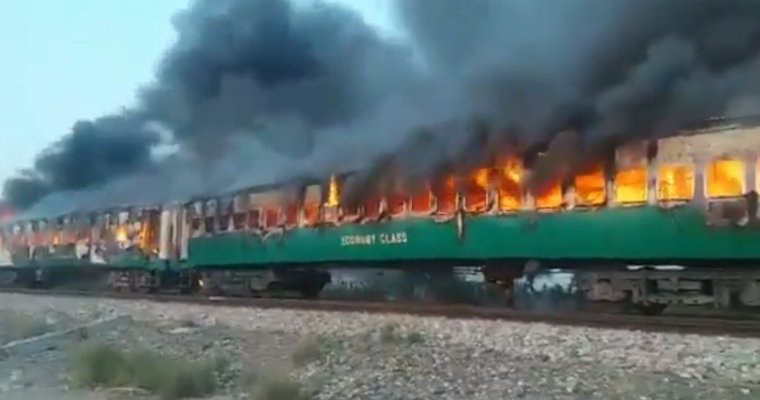 Число жертв пожара в пакистанском поезде превысило 60 человек