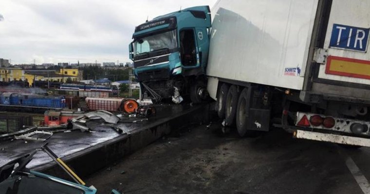В Санкт-Петербурге фура повисла на мосту после смертельного ДТП