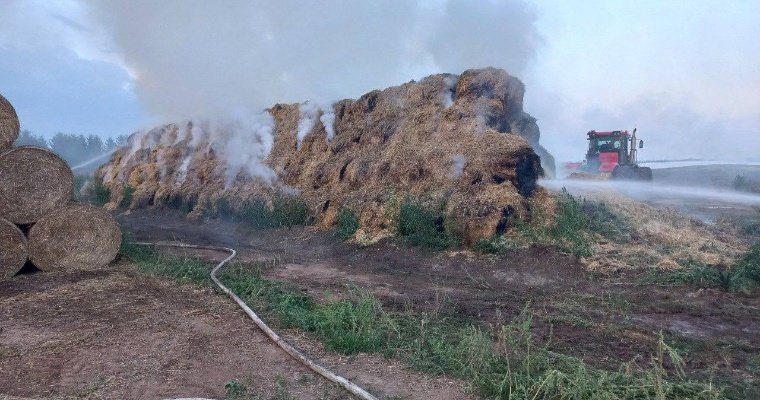 200 рулонов соломы уничтожил пожар на селе в Удмуртии
