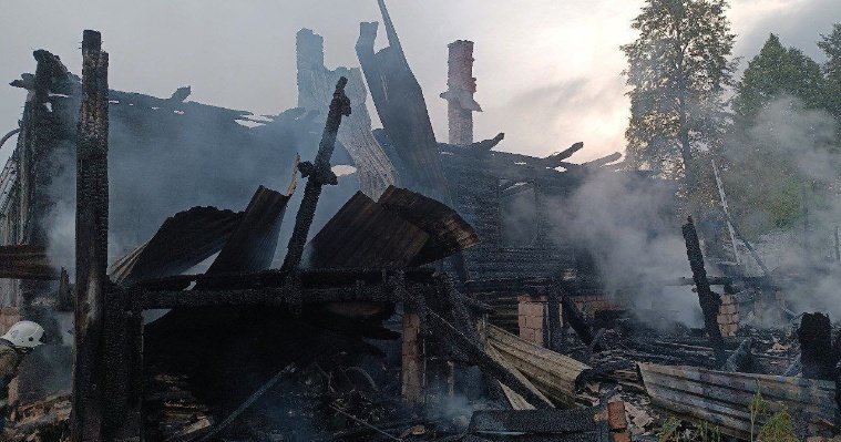 Из-за газовой плиты в Игринском районе сгорел двухквартирный деревянный дом 