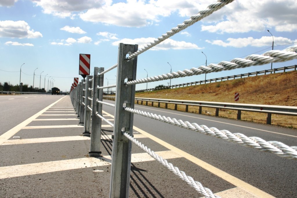 

На региональных дорогах Удмуртии в 2022 году продолжат устанавливать тросовые ограждения

