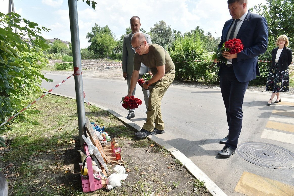Глава Удмуртии Александр Бречалов возложил цветы к народному мемориалу в Белгороде