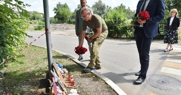 Глава Удмуртии Александр Бречалов возложил цветы к народному мемориалу в Белгороде