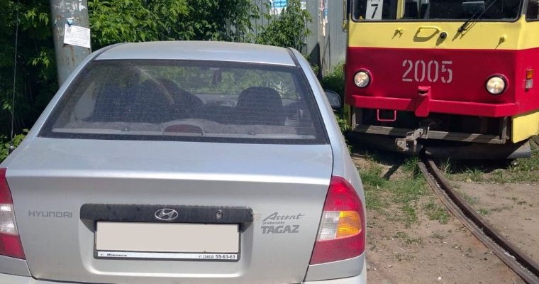 Припаркованный автомобиль полтора часа не давал сдвинуться трамваю в Ижевске
