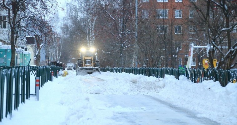 ​В Ижевске спецтехника вышла на уборку придомовых территорий