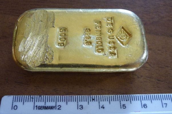 Девушка в Германии нашла на дне озера слиток золота стоимостью 16 тыс евро
