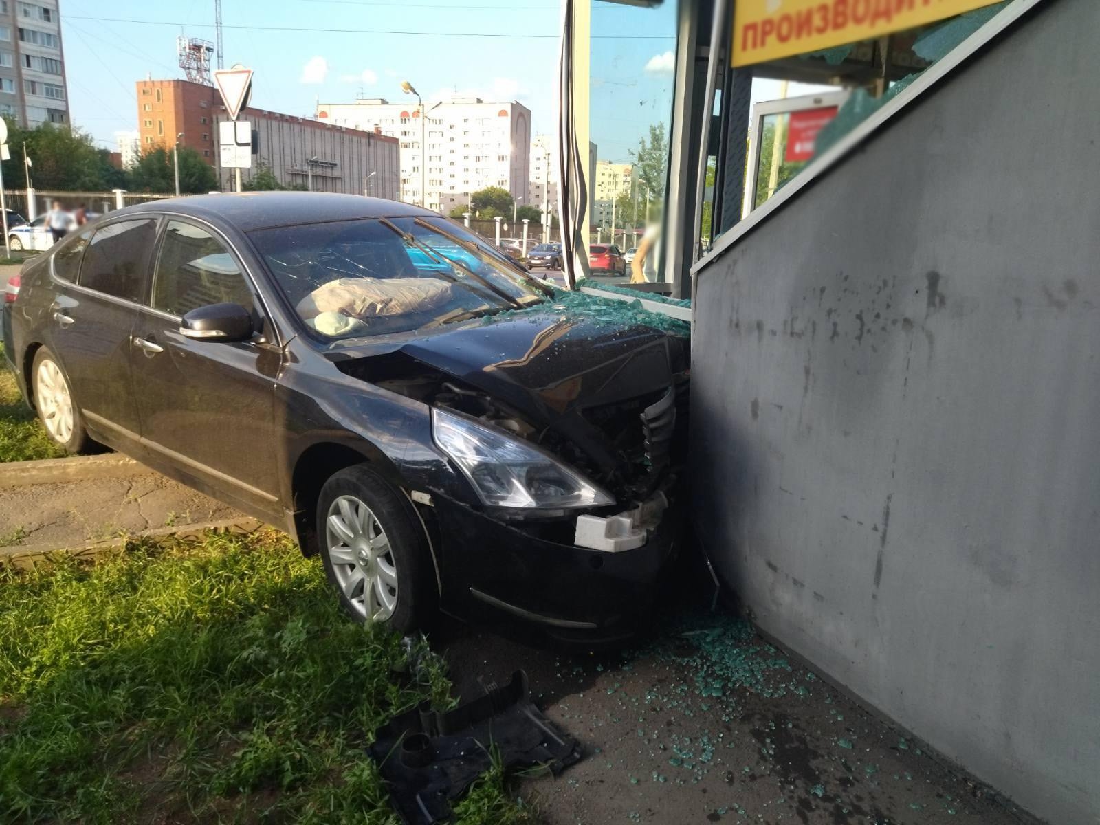 

В Ижевске водитель иномарки протаранил стену магазина

