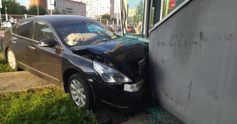 В Ижевске водитель иномарки протаранил стену магазина