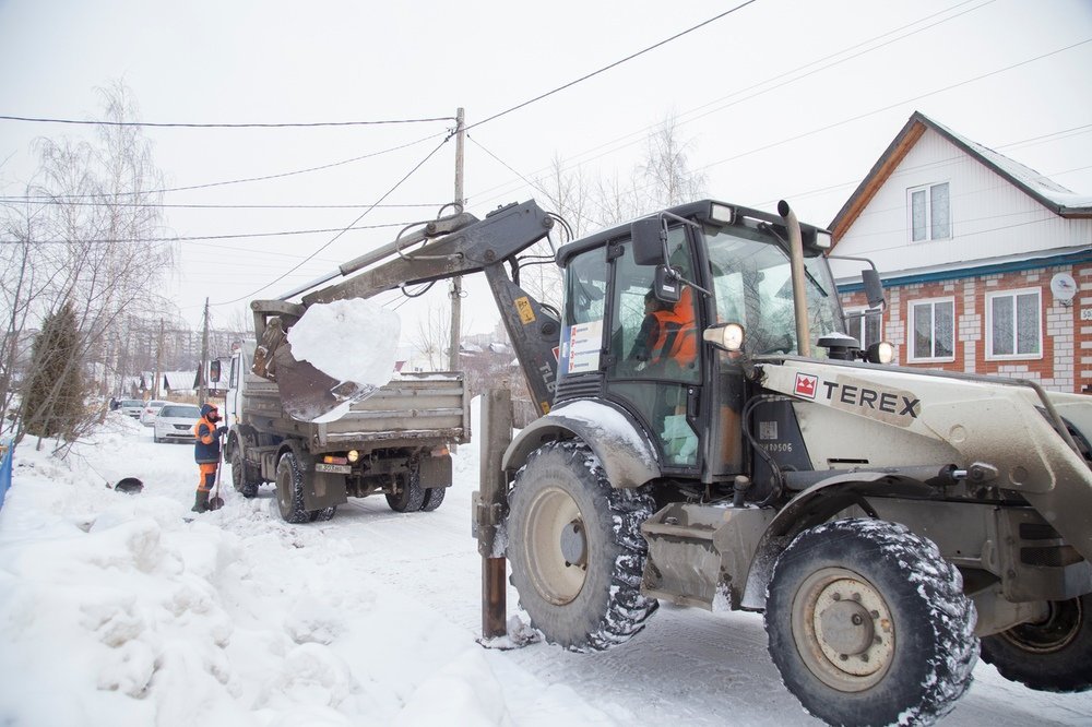 Подрядчики начали расчистку ливнёвок от снега в частном секторе Ижевска