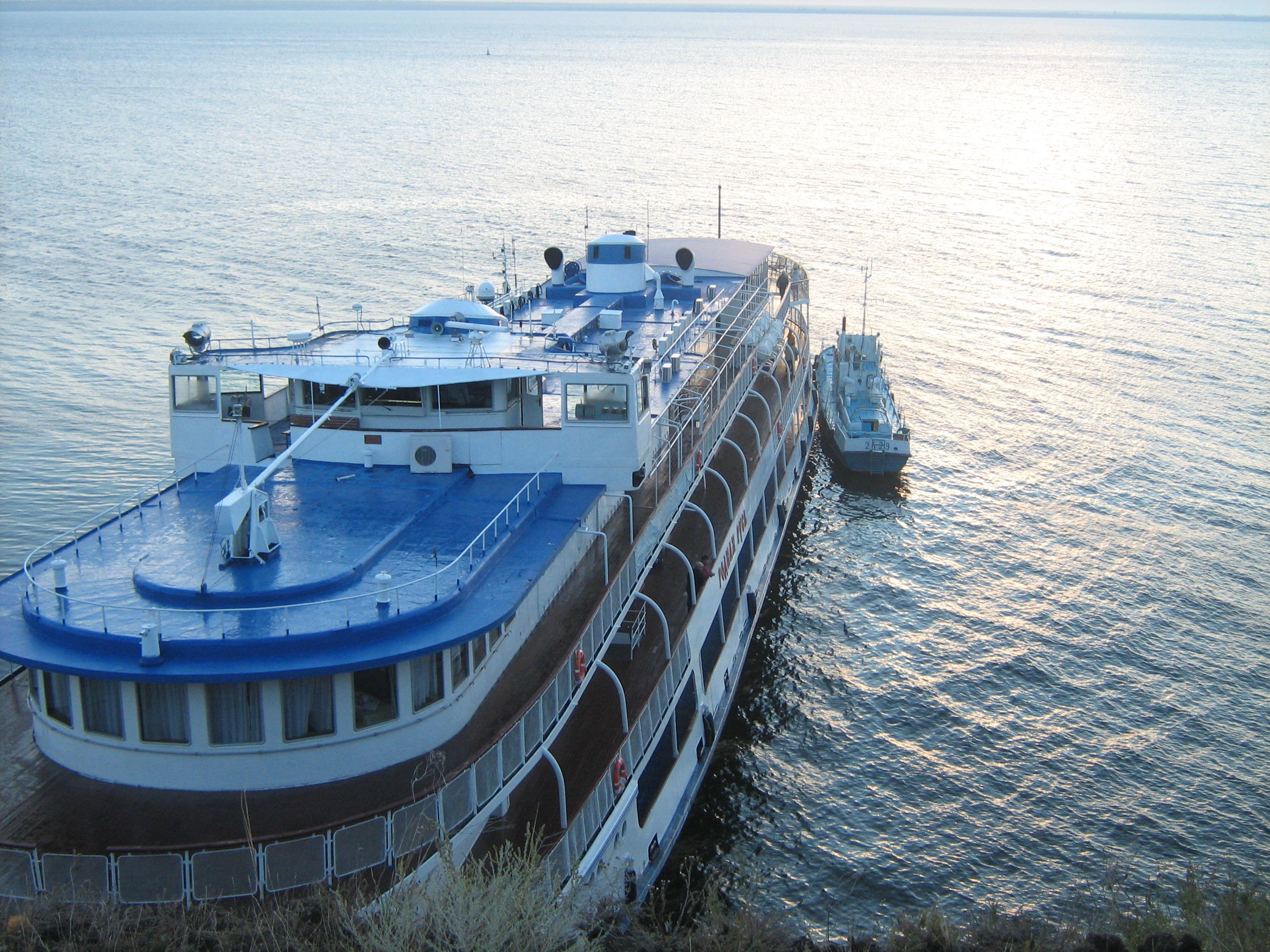 Теплоход летний берег белфрахт. Судно тутаев. Теплоход берег. Теплоход берег. Теплоход берег.