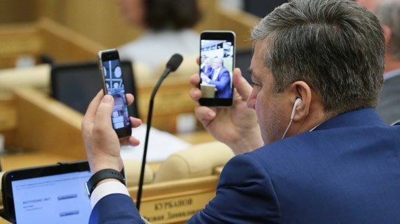 Председатель Госдумы раскритиковал депутатов за селфи во время голосования