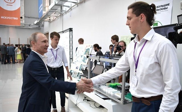 Школьник из Ижевска показал свою разработку Владимиру Путину