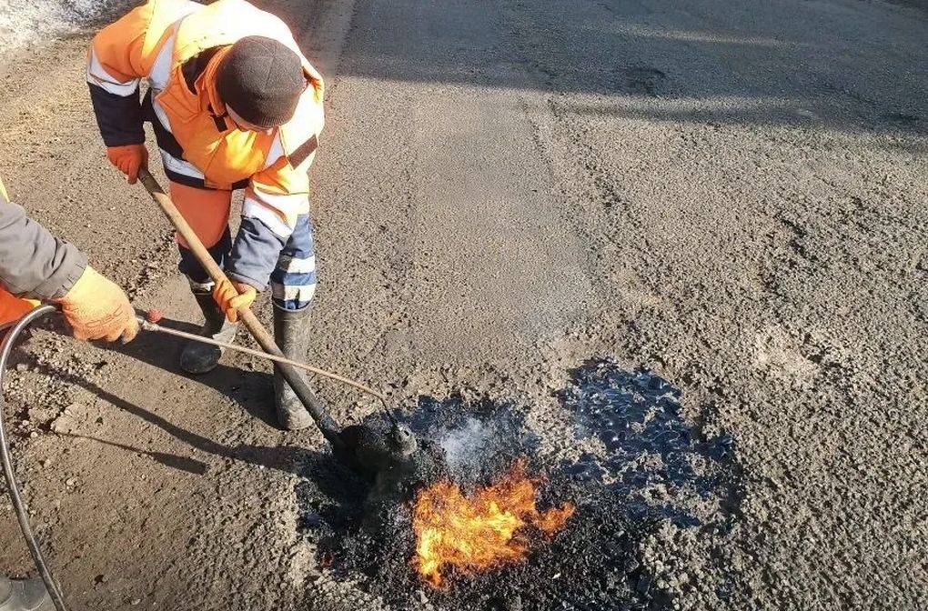 На ямочный ремонт на трассах Удмуртии направили 21 бригаду
