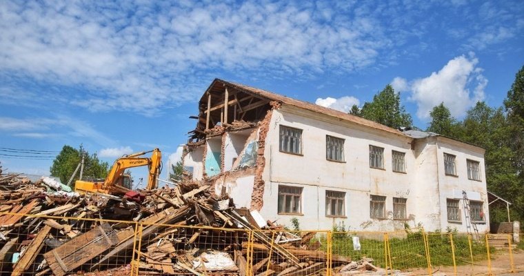 В деревне Воткинского района сносят аварийное здание бывшей школы