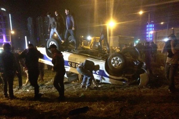 В Батуми толпы молодых людей устроили погром в центре города