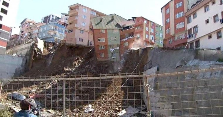 Жилой дом рухнул из-за оползня в Стамбуле