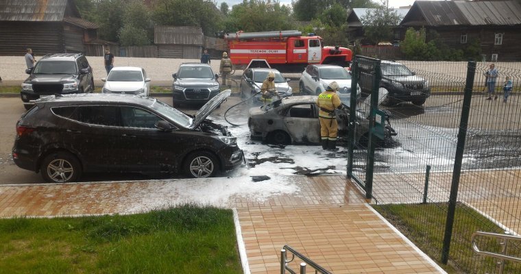 Машина сгорела на улице Вадима Сивкова в Ижевске