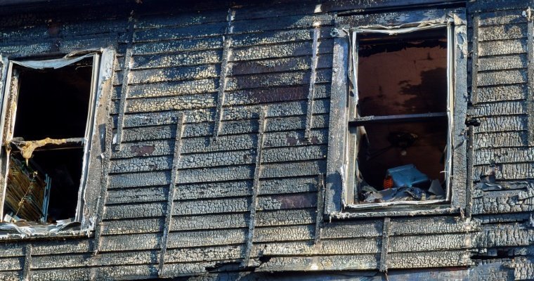Житель Ижевска погиб в ночном пожаре на улице Жечева
