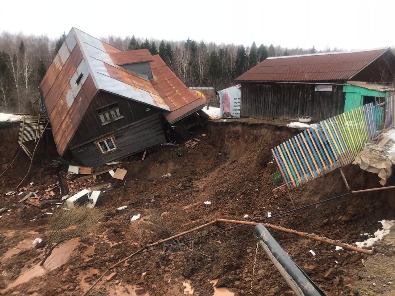 В Пермском крае оползень повредил жилые дома на берегу Камы