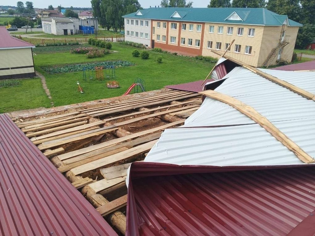 В Вавожском районе ураган повредил крышу спортзала в школе