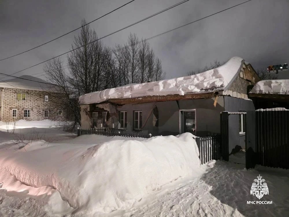 В Ижевске из-за скопившегося снега обрушилась крыша частного дома