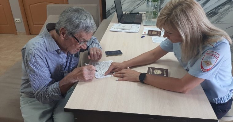 В Удмуртии прибывшим из Украины, ДНР и ЛНР пенсионерам вручили российские паспорта