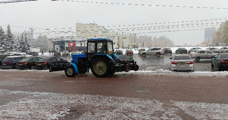 Глава Ижевска объяснил, почему водители не видят на дорогах снегоуборочную технику