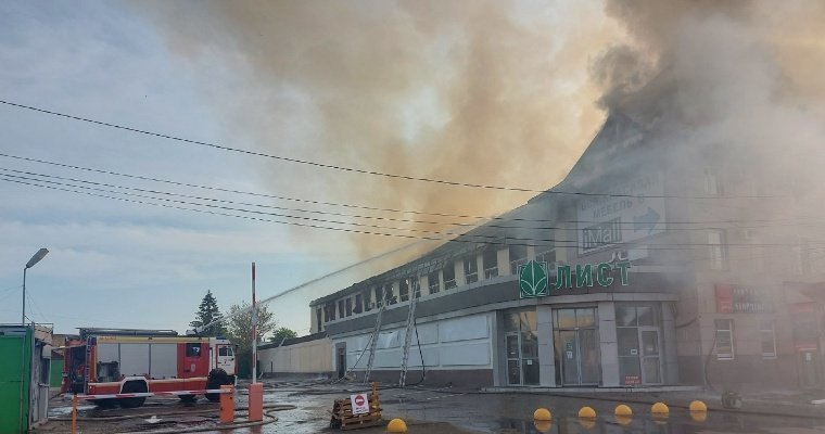 В Пензе загорелся торговый центр на площади 2 тысячи квадратных метров