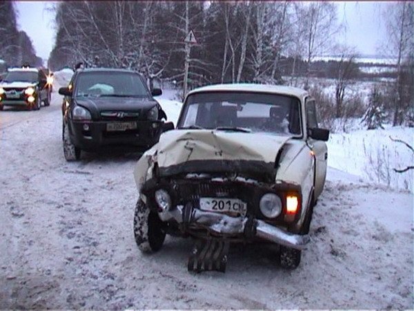 В Удмуртии «Москвич» догнал «фуру»: водитель легковушки в больнице